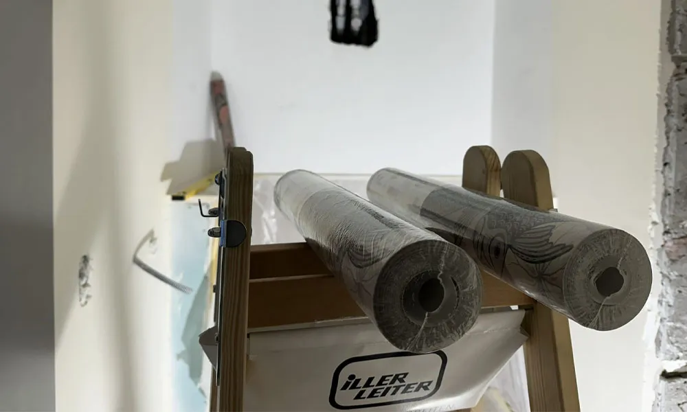 Tapezierarbeiten. Neben Streichen, Lackieren, Spachteln und Glätten gehört Tapezieren zu den variabelsten Gestaltungsmöglichkeiten. Modern oder klassisch, elegant oder verspielt - mit Tapeten lassen sich Räume besonders kreativ und problemlos verwandeln.