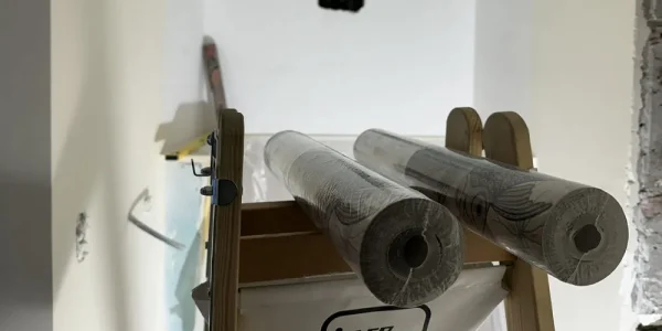 Tapezierarbeiten. Neben Streichen, Lackieren, Spachteln und Glätten gehört Tapezieren zu den variabelsten Gestaltungsmöglichkeiten. Modern oder klassisch, elegant oder verspielt - mit Tapeten lassen sich Räume besonders kreativ und problemlos verwandeln.